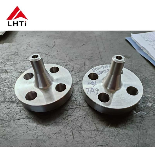Últimas notícias da empresa sobre De um início rural para o sucesso internacional A liderança de Li Xiangwei na fabricação de flanges de titânio